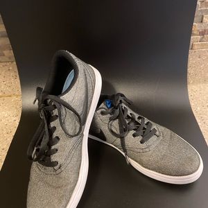 Men’s Nike size 9.5 tennis shoe